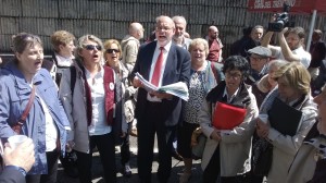 I cori sono spontaneamente proseuiti alla fine della rappresentazione, all'esterno delle gallerie