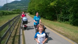 Uno spettatore di Ã¨ unito alle atlete e corre con loro