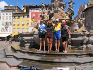 I tre "Solisti Veneti" e Carlo Guerra (maglia gialla) in Piazza Duomo a Trento
