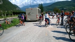 Bicigrill di Mori: caravan francese (non italiano!) posteggiato sulla sede della pista ciclabile! ciclabile