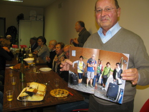 Il Presidente Guglielmo Duman con l'album fotografico della gita in Normandia e Bretagna (2014)