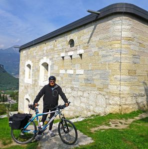 Forte ... antico forte austriaco e "antico" ciclista! (Qui la bici si vede!)