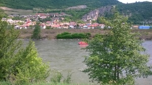 Rari nantes in flumine vasto ...