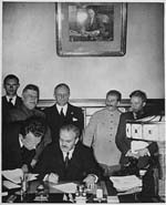firma del trattato Moltov - Ribbentrop sotto lo sguardo attento di Stalin - fonte:wikipedia.org