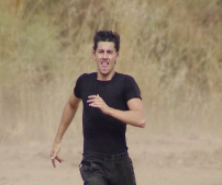 Andrew fugge lontano dalla cassa che sta per esplodere