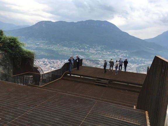 600 Quasi-finita-la-Busa-degli-orsi-punto-panoramico-sospeso-nel-vuoto_imagefull